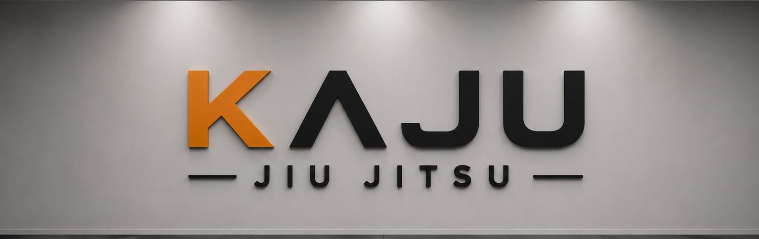 Letreiro Kaju Jiu-Jitsu na parede da Escola